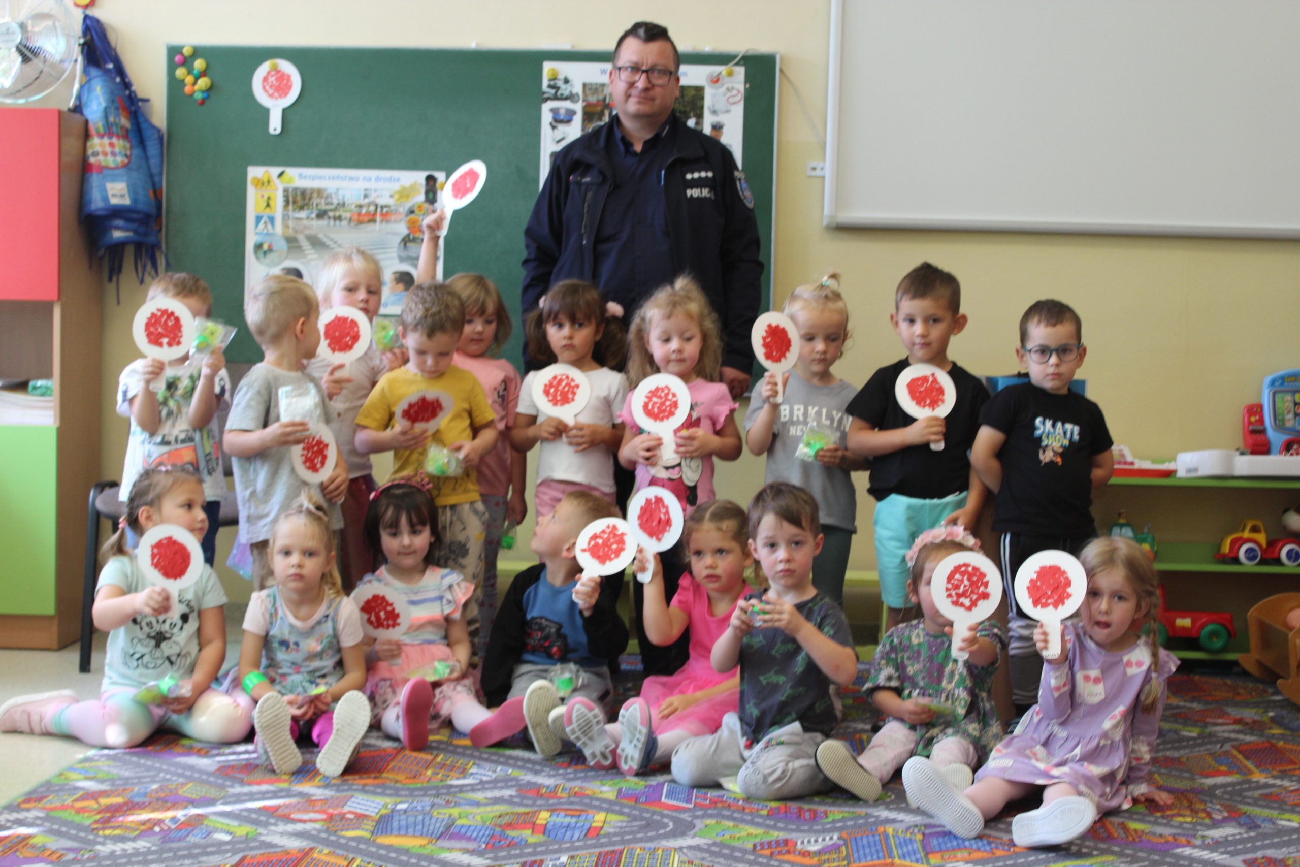 WIZYTA POLICJANTÓW W PRZEDSZKOLU