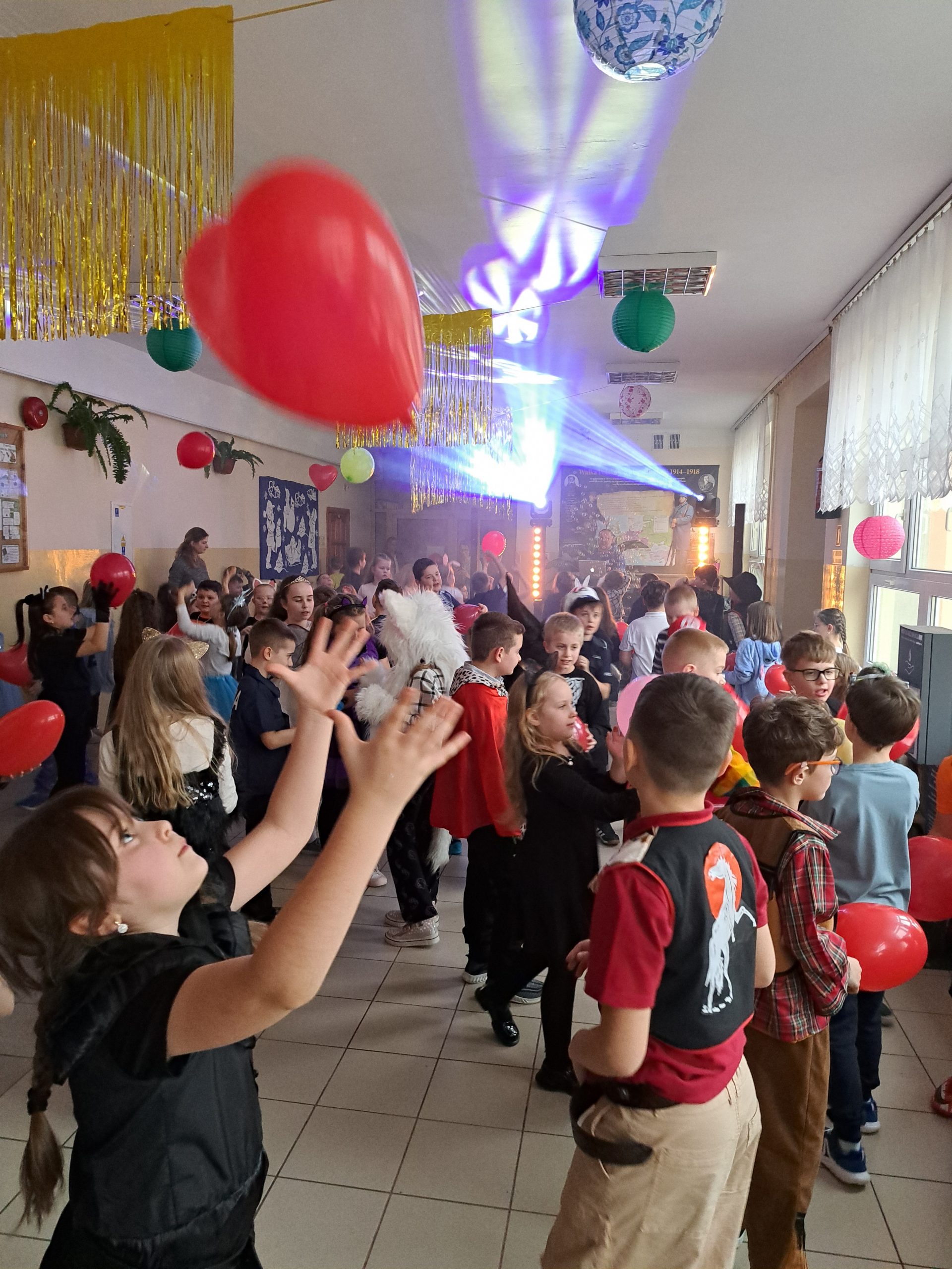Zabawa karnawałowa w klasach 1 - 3 Szkoły Podstawowej w Gromniku