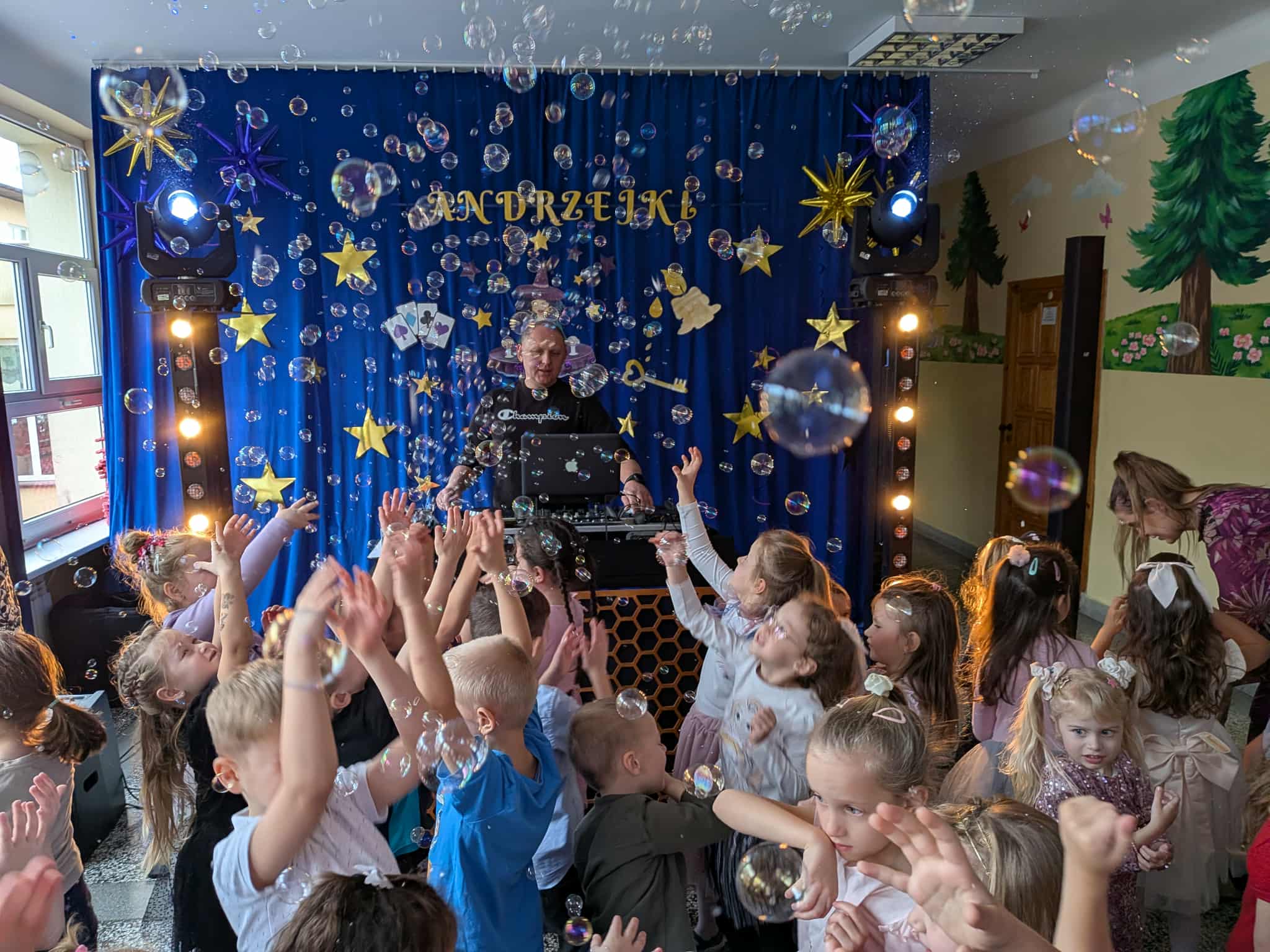 „Hokus pokus, abrakadabra to czary i magia…” – czyli andrzejkowe zabawy w przedszkolu!