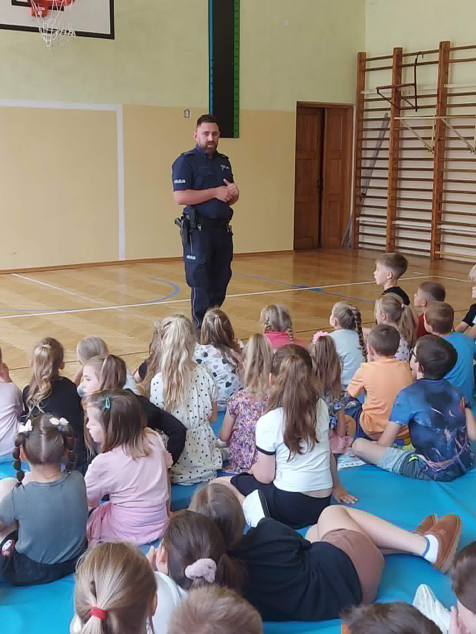 Bezpieczne wakacje – wizyta policjanta.